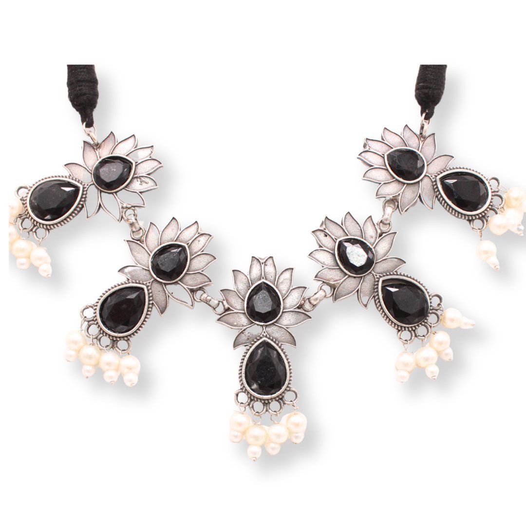 5 LOTUS NECKLACE - BLACK