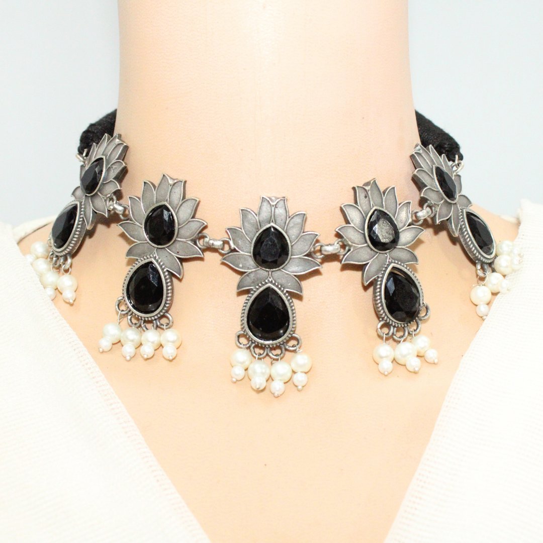 5 LOTUS NECKLACE - BLACK
