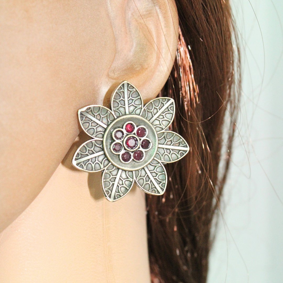 7 LEAVES FLOWER STUD - MAROON