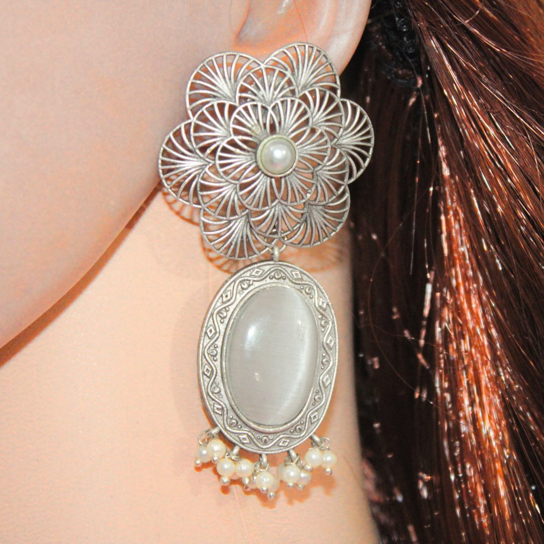 BIG FLOWER JAALI WITH MONALISA STONE EARRING - GREY