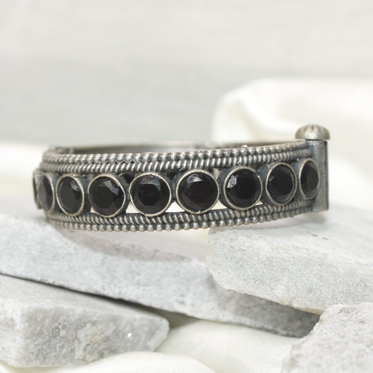 BIG ROUND MULTI STONE KADA - BLACK