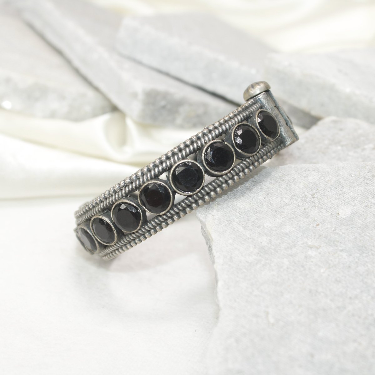 BIG ROUND MULTI STONE KADA - BLACK