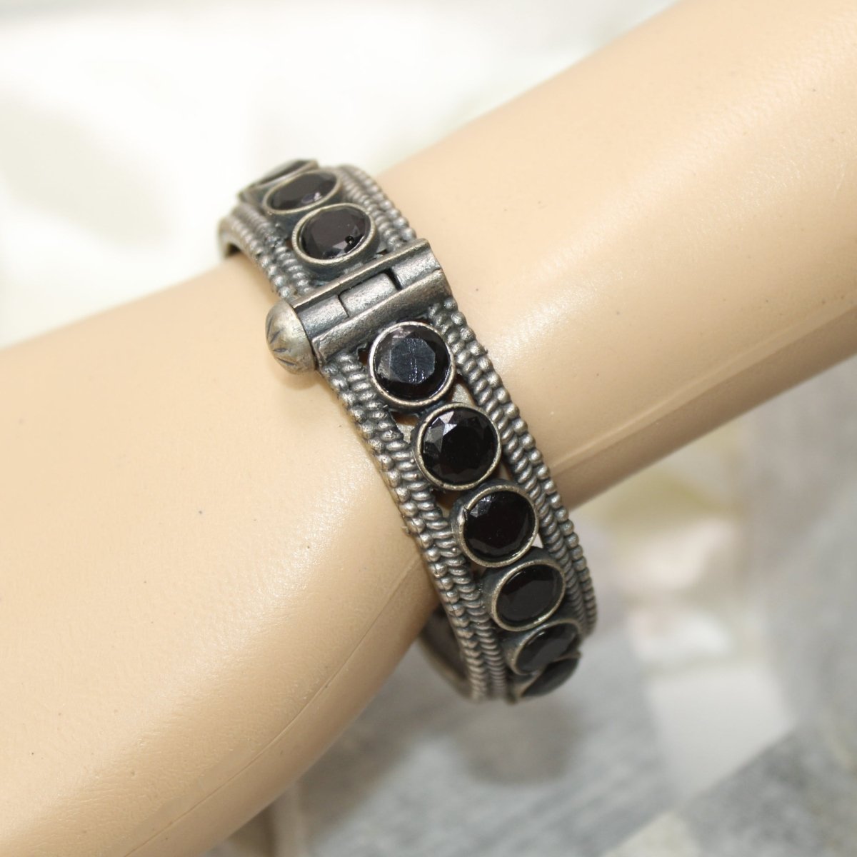 BIG ROUND MULTI STONE KADA - BLACK