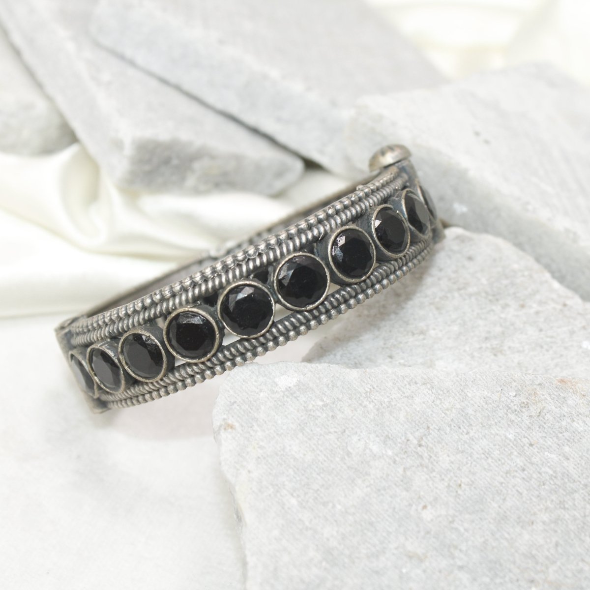 BIG ROUND MULTI STONE KADA - BLACK