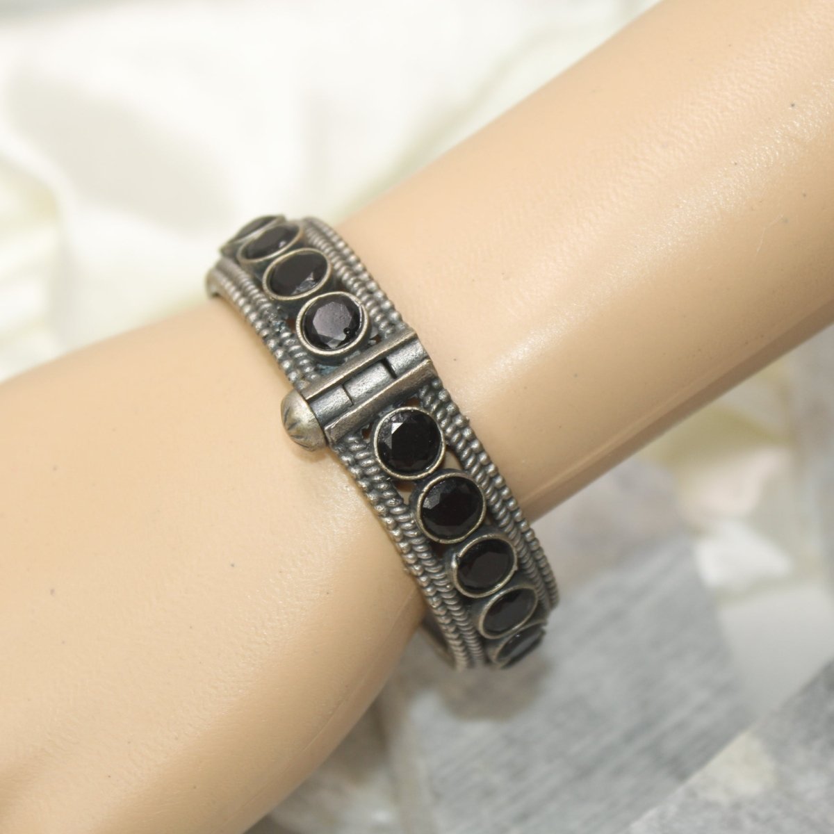 BIG ROUND MULTI STONE KADA - BLACK
