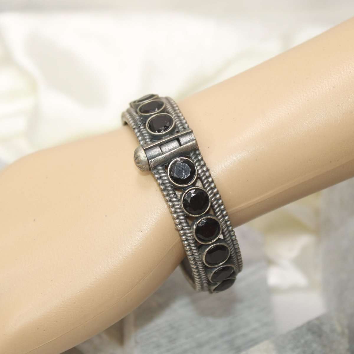BIG ROUND MULTI STONE KADA - BLACK