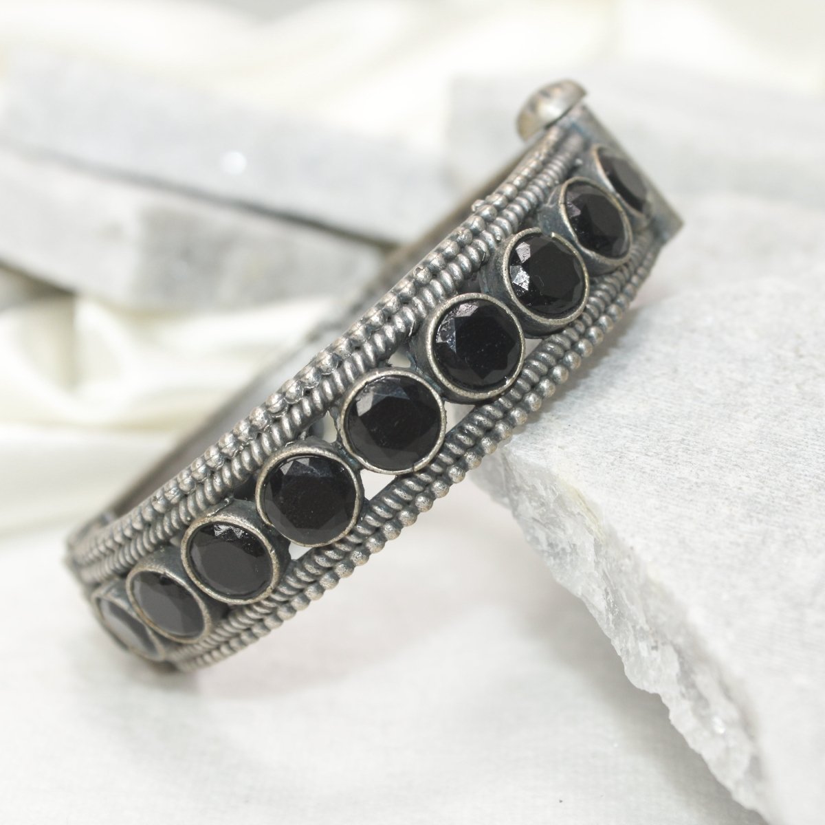 BIG ROUND MULTI STONE KADA - BLACK