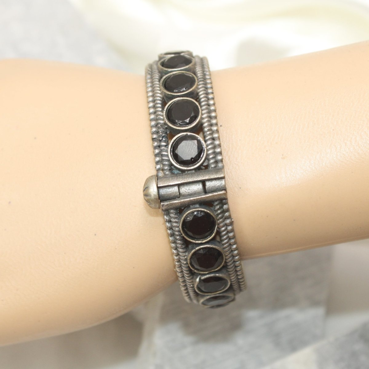 BIG ROUND MULTI STONE KADA - BLACK