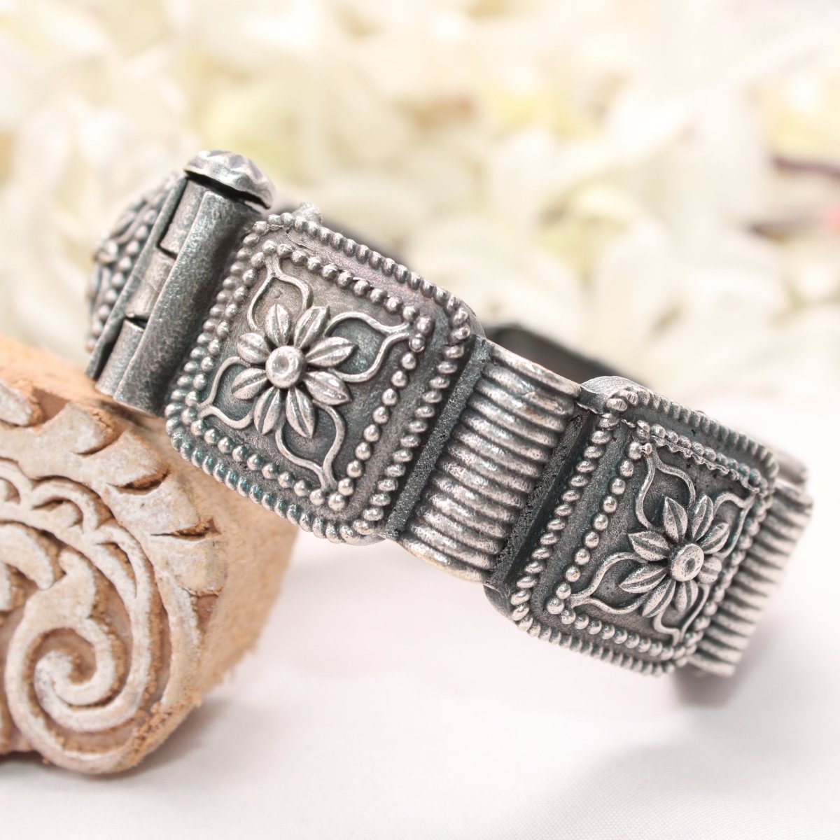 BOHO VINTAGE LOOK SINGLE KADA - FLOWER SQUARE BLOCK