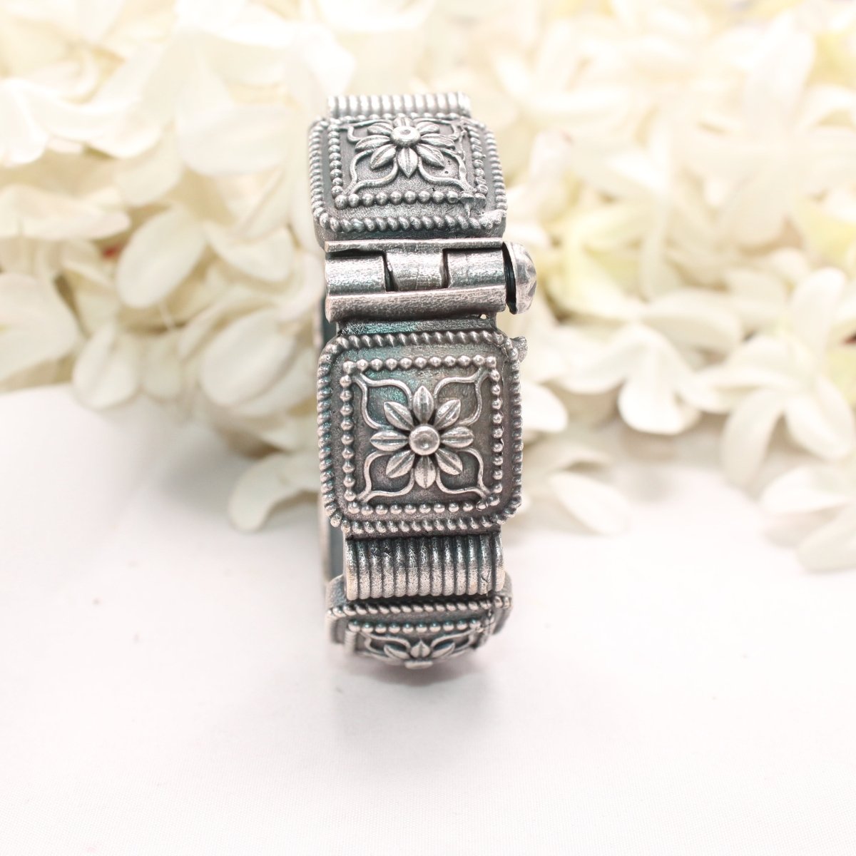 BOHO VINTAGE LOOK SINGLE KADA - FLOWER SQUARE BLOCK