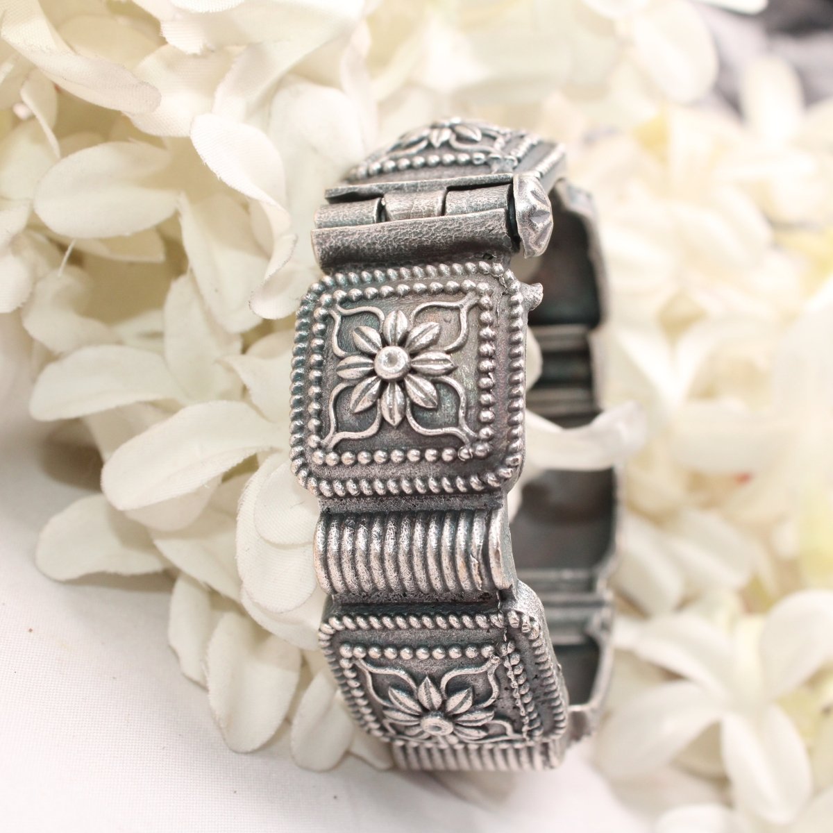 BOHO VINTAGE LOOK SINGLE KADA - FLOWER SQUARE BLOCK