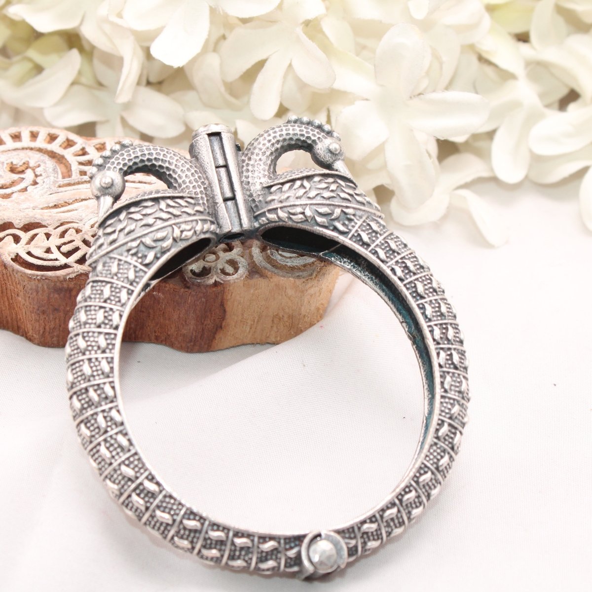 BOHO VINTAGE LOOK SINGLE KADA - PEACOCK