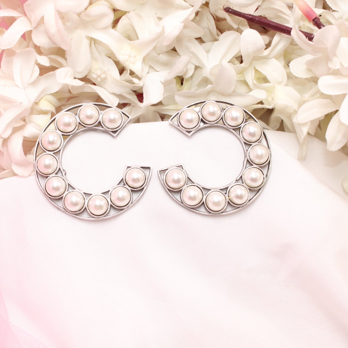 C - SHAPE STUD WITH PEARL SEQUENCE