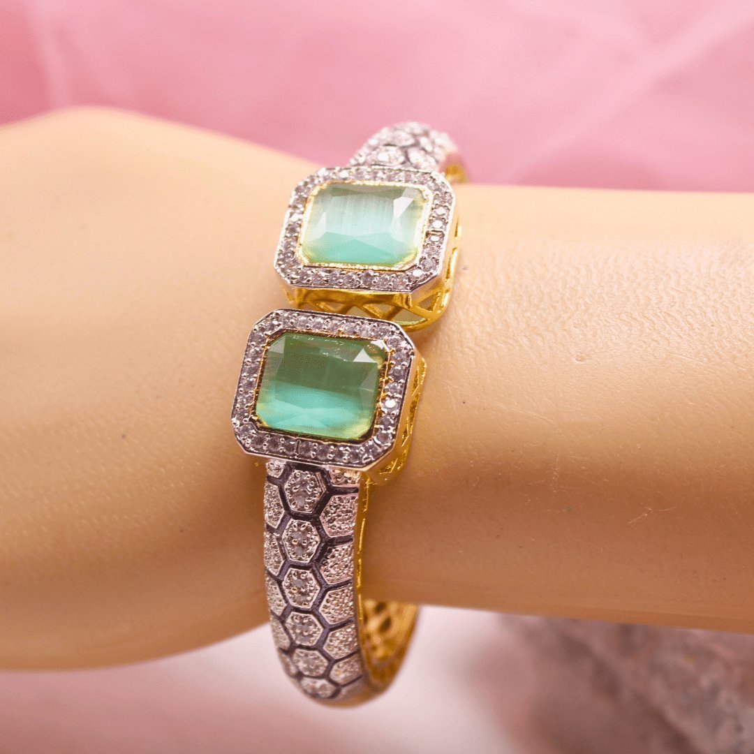 DIAMOND LOOK ALIKE BRACELET GOLDEN POLISH-MINT