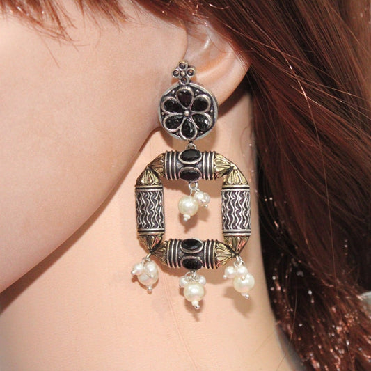 DUAL-TONE DANGEL EARRING IN LAMBAR CUSHION PATTERN- BLACK