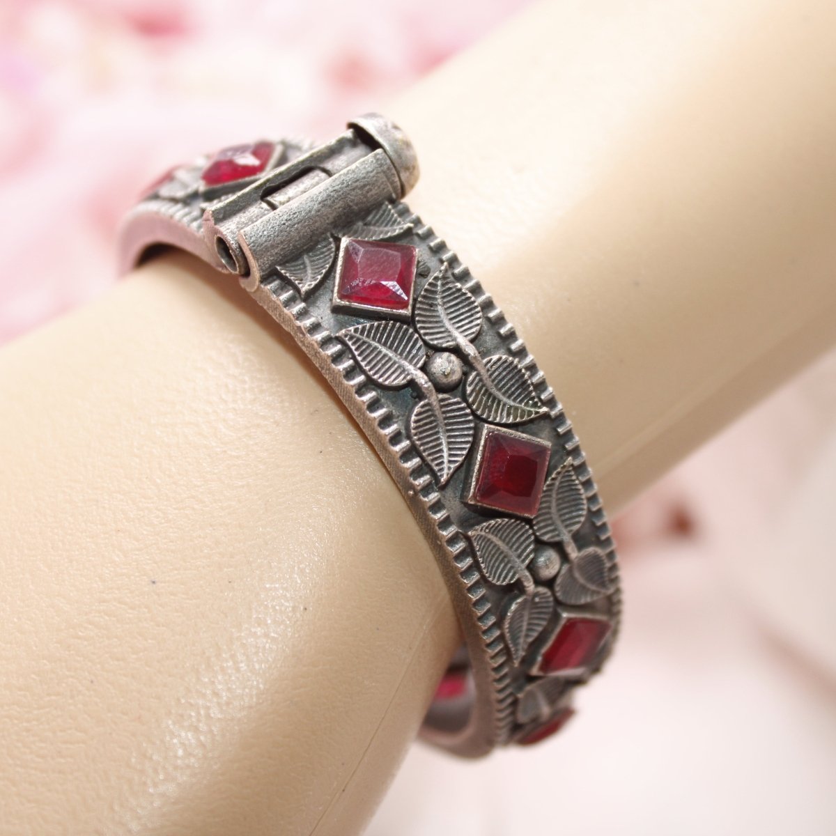 KALI - OXIDISED SILVER LOOK ALIKE KADA - RED