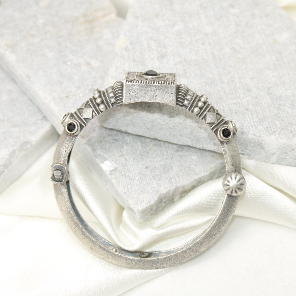 KARIGARI - ANTIQUE OXIDISED KADA - BLACK