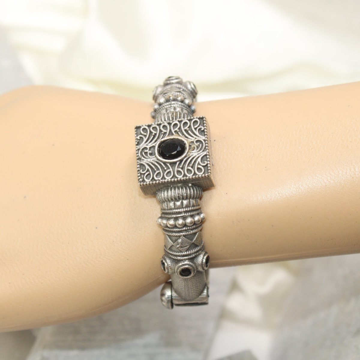 KARIGARI - ANTIQUE OXIDISED KADA - BLACK