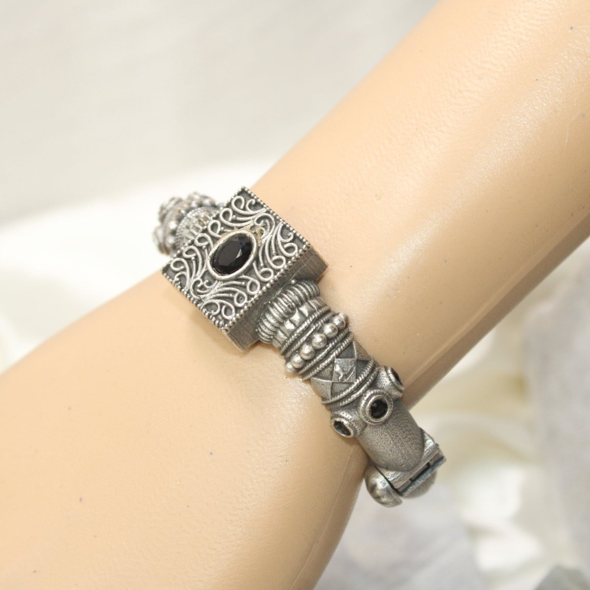 KARIGARI - ANTIQUE OXIDISED KADA - BLACK