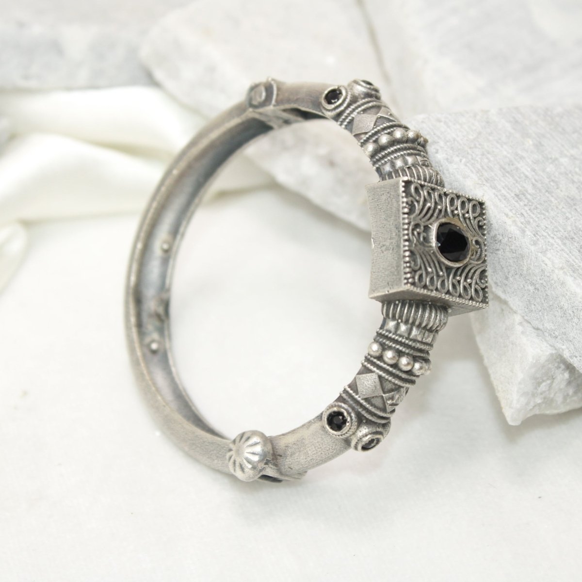 KARIGARI - ANTIQUE OXIDISED KADA - BLACK