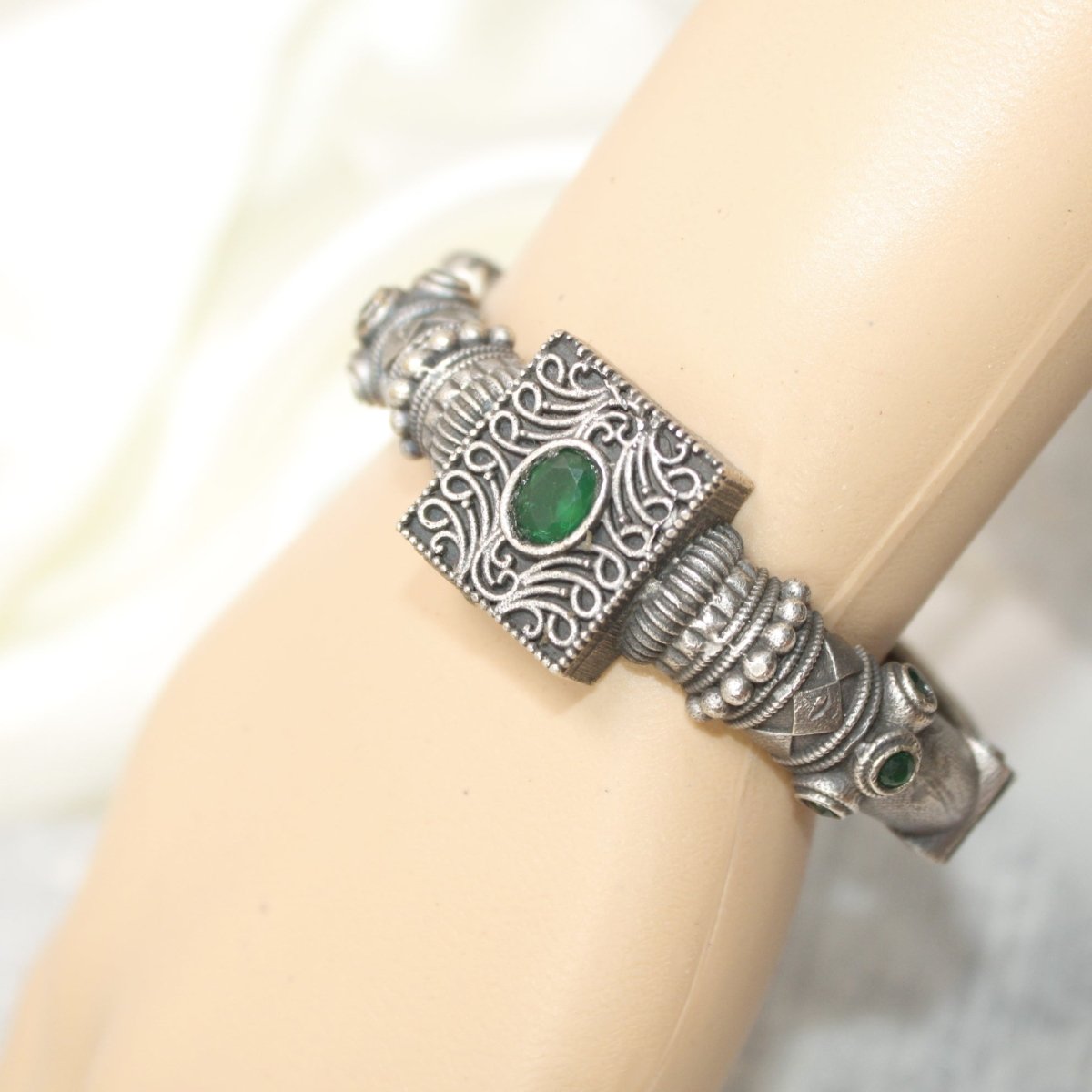 KARIGARI - ANTIQUE OXIDISED KADA - GREEN