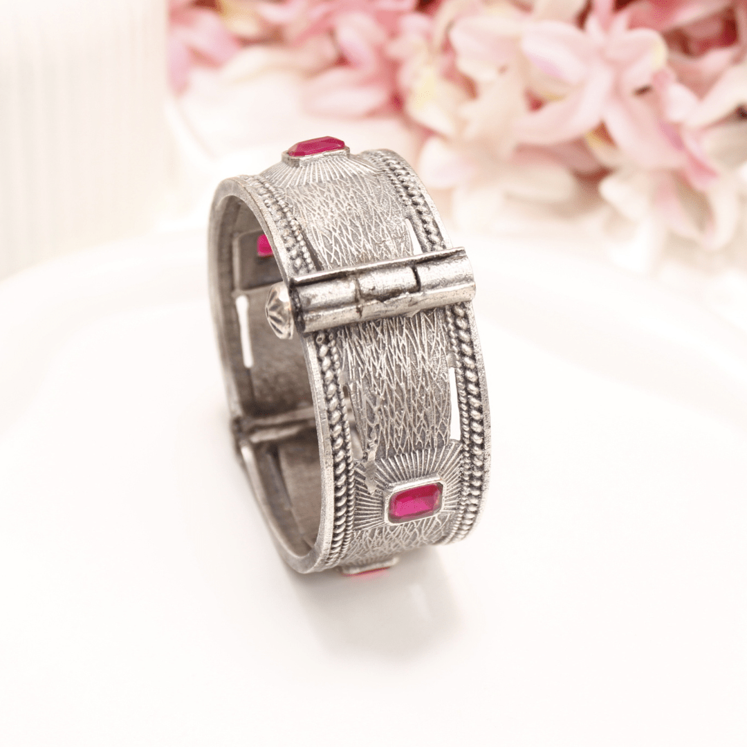 KIA - ANTIQUE SILVER LOOK ALIKE KADA - RED