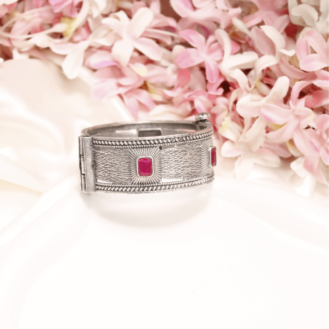 KIA - ANTIQUE SILVER LOOK ALIKE KADA - RED