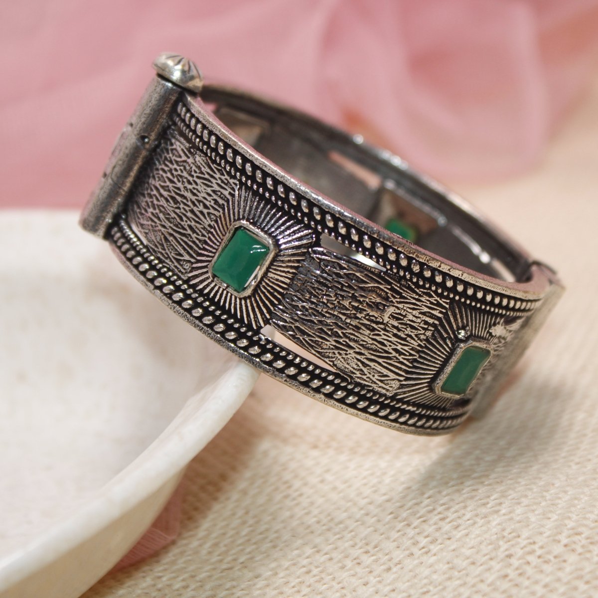 KIA - OXIDISED SILVER LOOK ALIKE KADA - GREEN