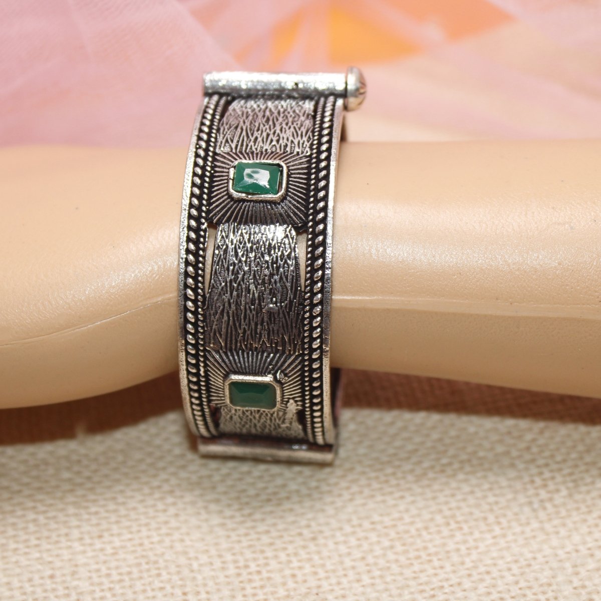 KIA - OXIDISED SILVER LOOK ALIKE KADA - GREEN