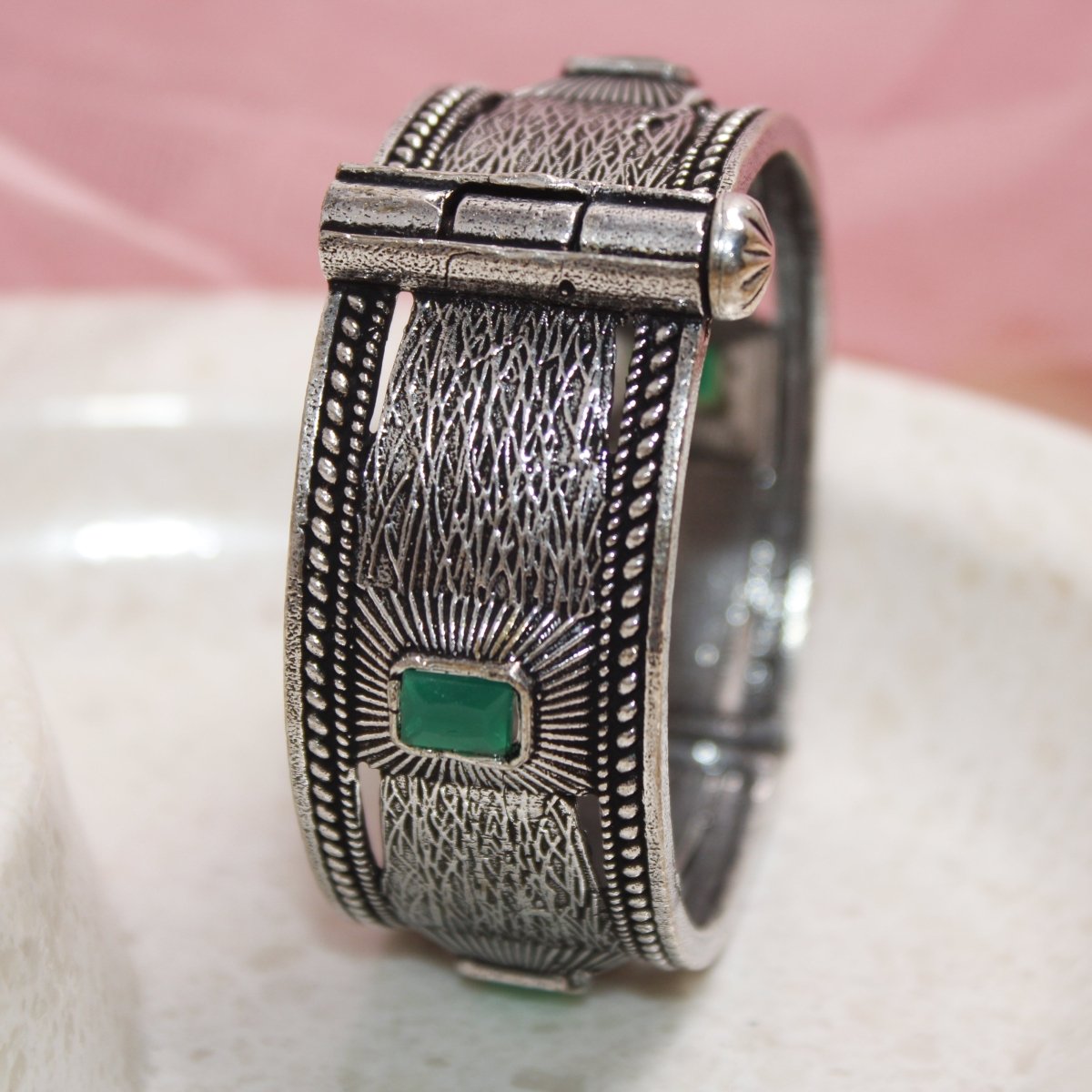 KIA - OXIDISED SILVER LOOK ALIKE KADA - GREEN