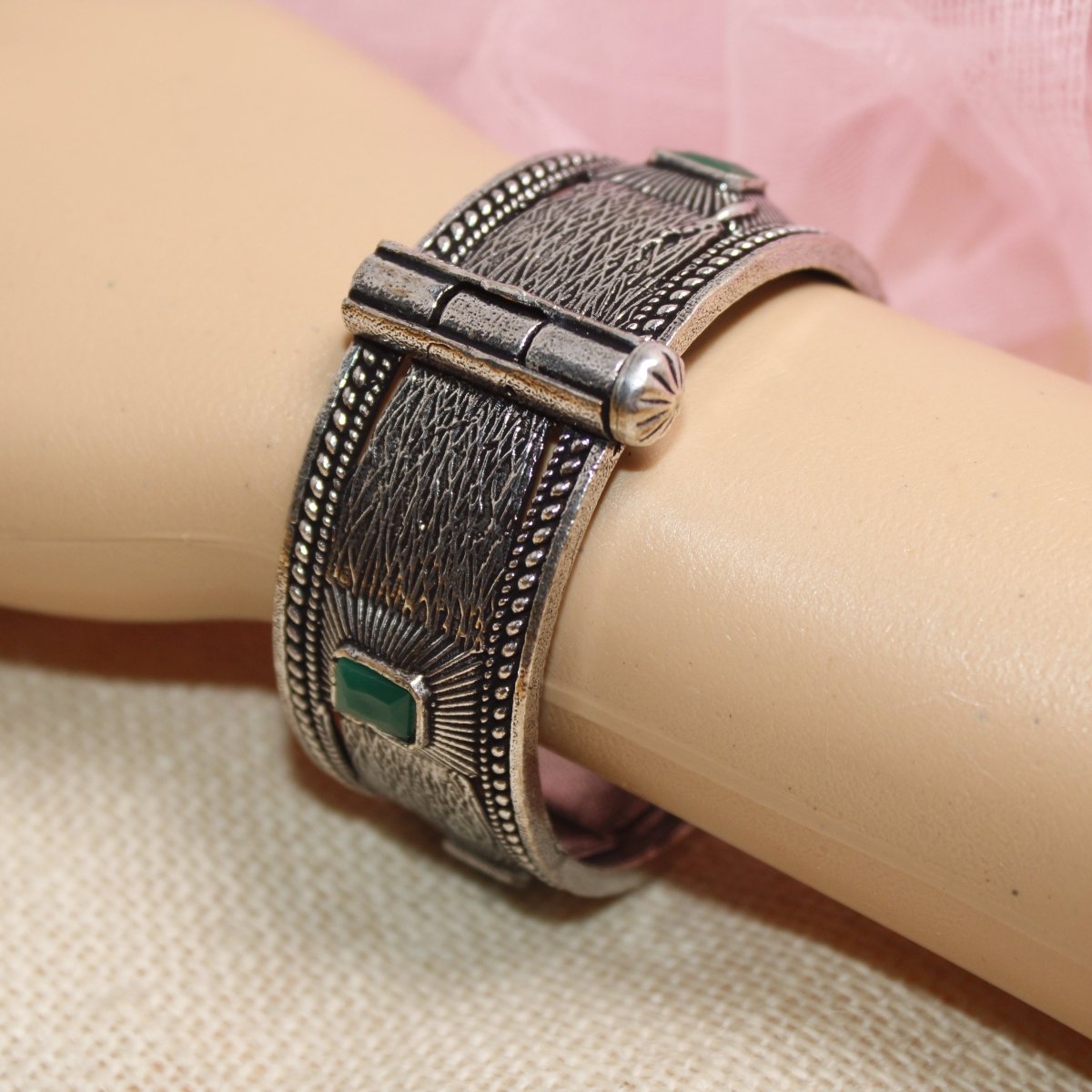 KIA - OXIDISED SILVER LOOK ALIKE KADA - GREEN