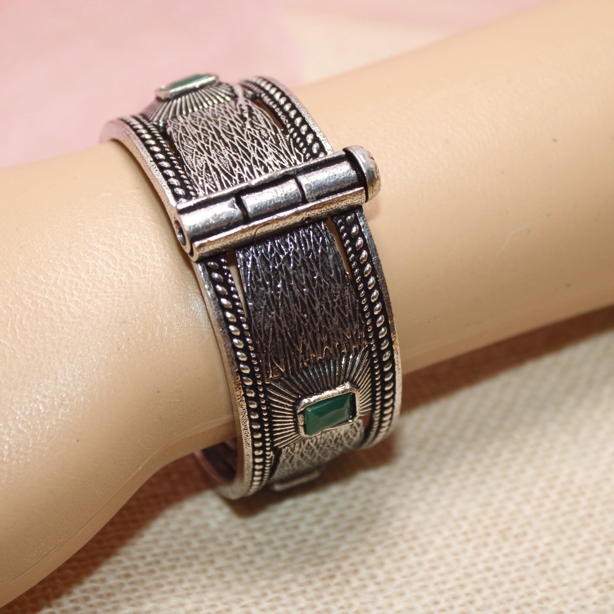KIA - OXIDISED SILVER LOOK ALIKE KADA - GREEN