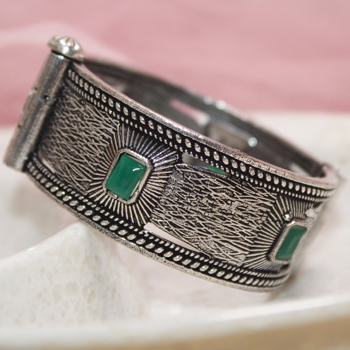KIA - OXIDISED SILVER LOOK ALIKE KADA - GREEN