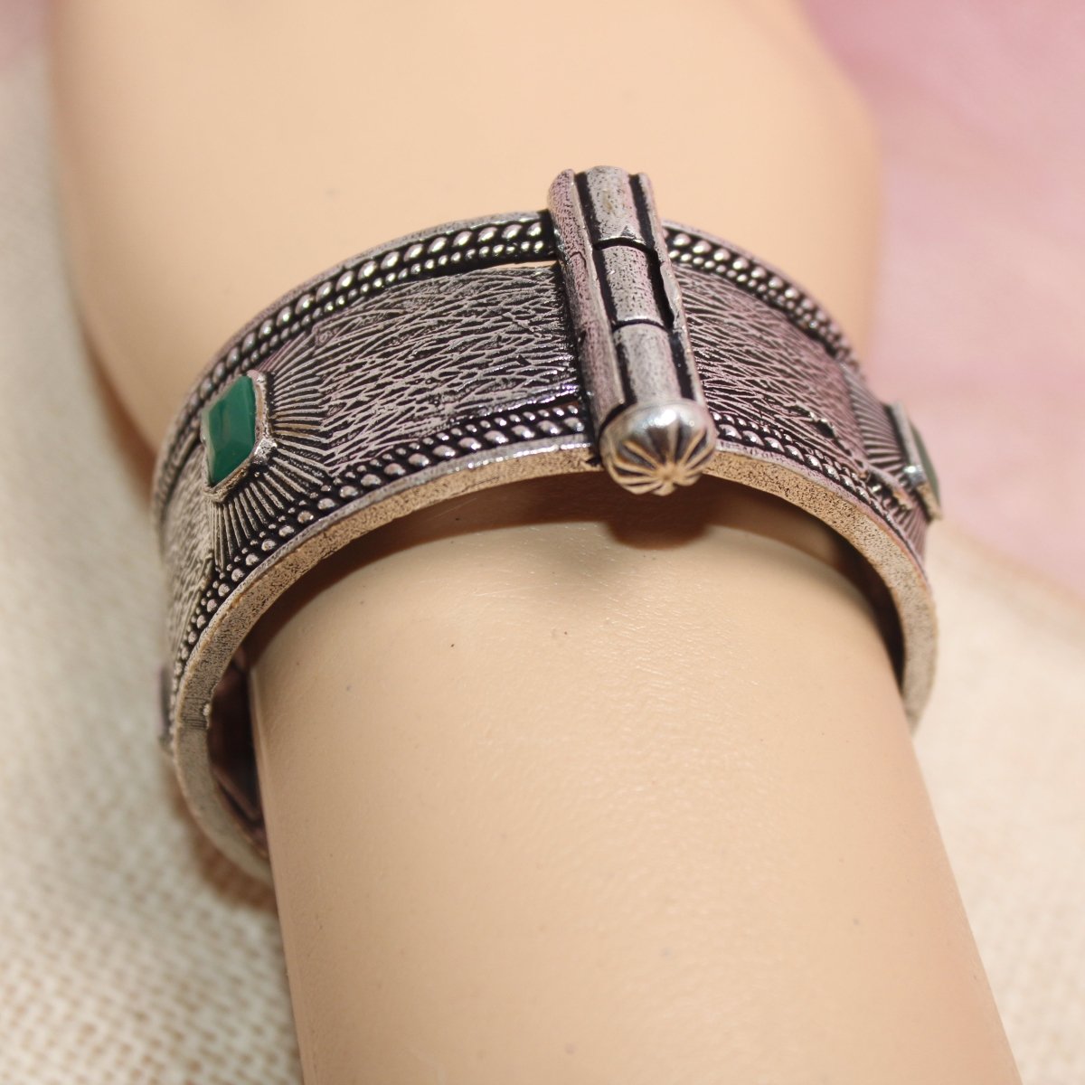 KIA - OXIDISED SILVER LOOK ALIKE KADA - GREEN