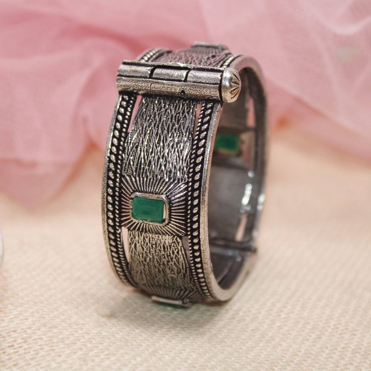 KIA - OXIDISED SILVER LOOK ALIKE KADA - GREEN