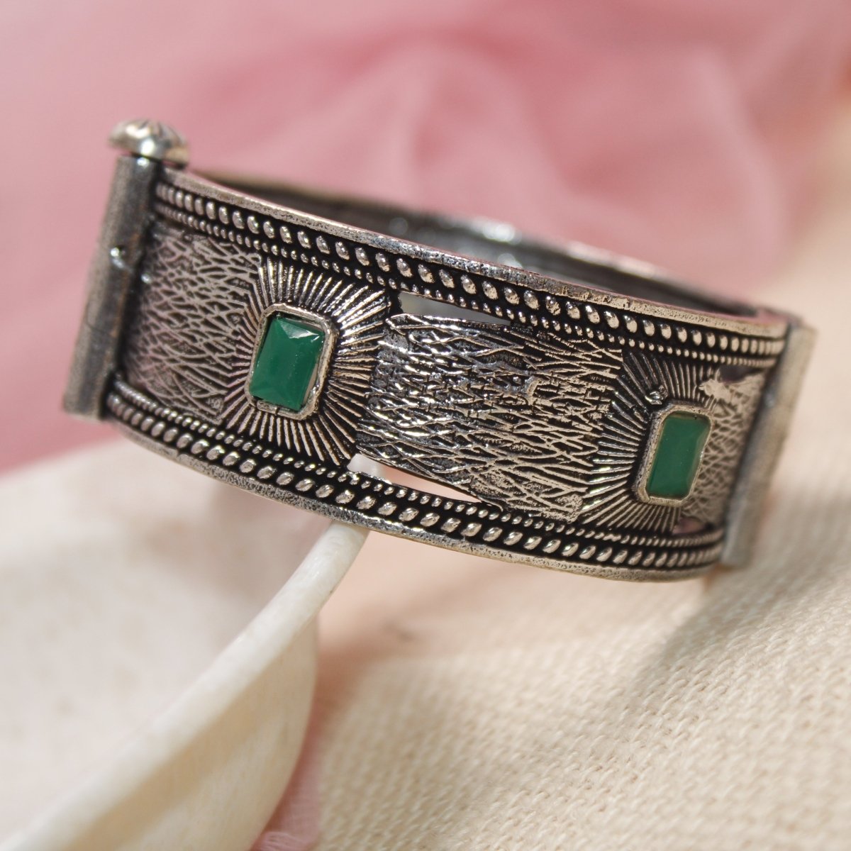 KIA - OXIDISED SILVER LOOK ALIKE KADA - GREEN