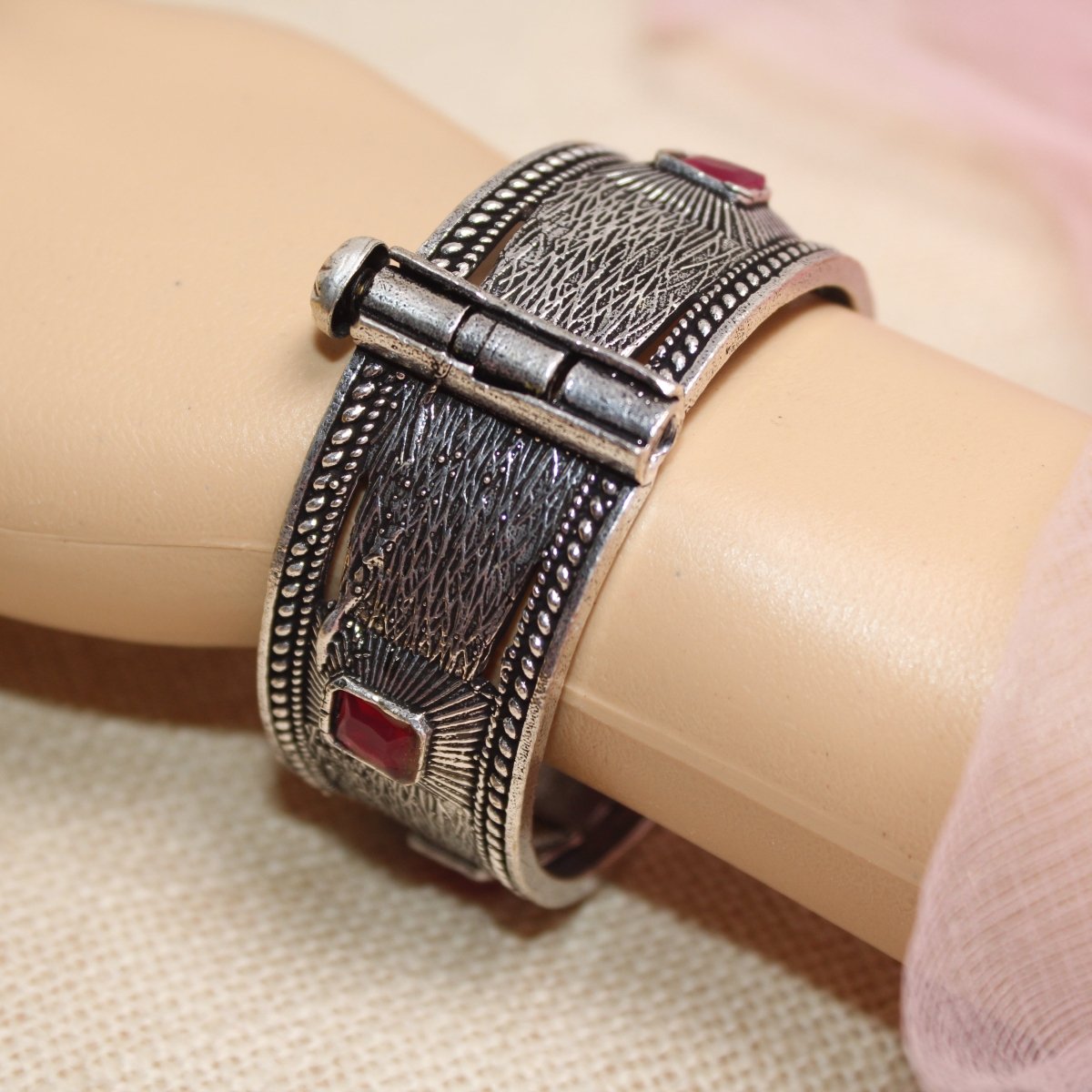 KIA - OXIDISED SILVER LOOK ALIKE KADA - RED