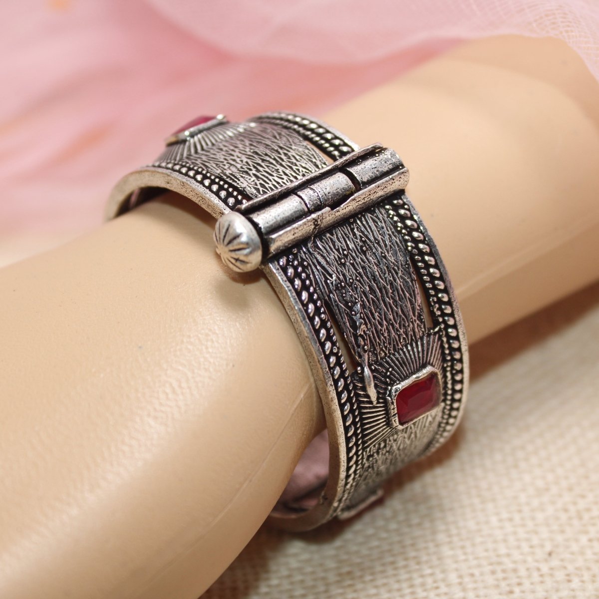 KIA - OXIDISED SILVER LOOK ALIKE KADA - RED