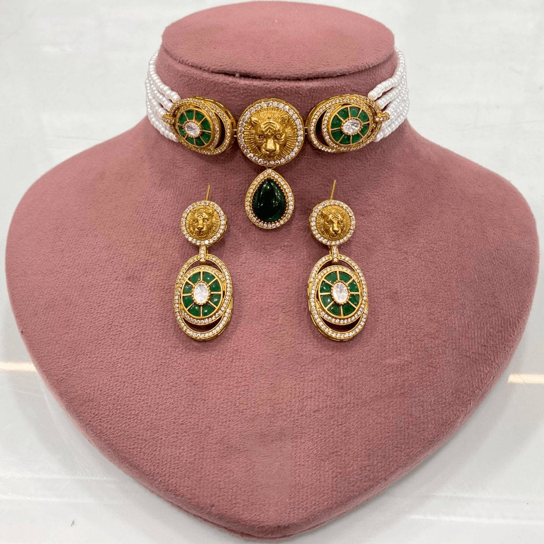 Lion Motif Emerald & Pearl Choker Set