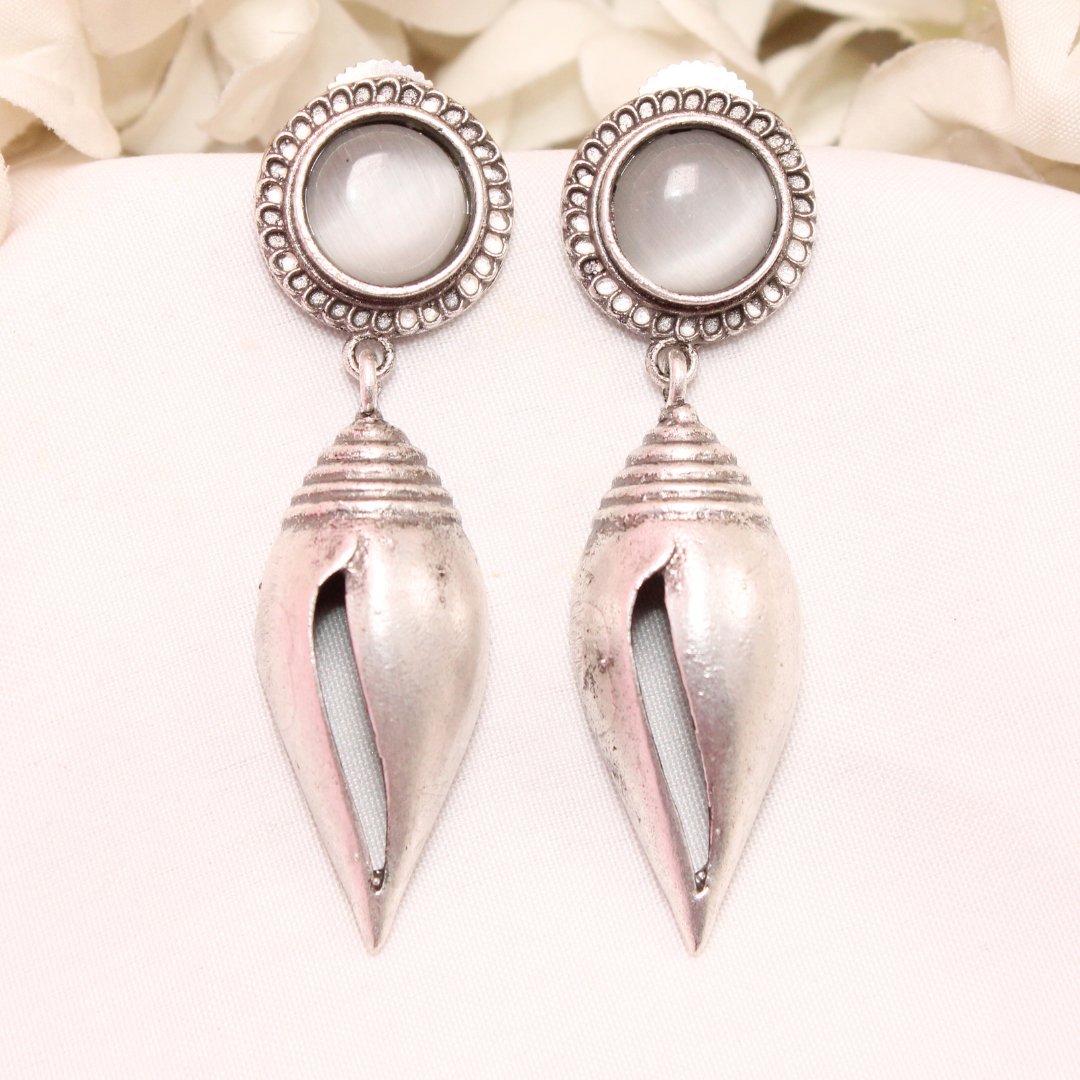 MONALISA STONE SHANKH DROPS EARRINGS - GREY