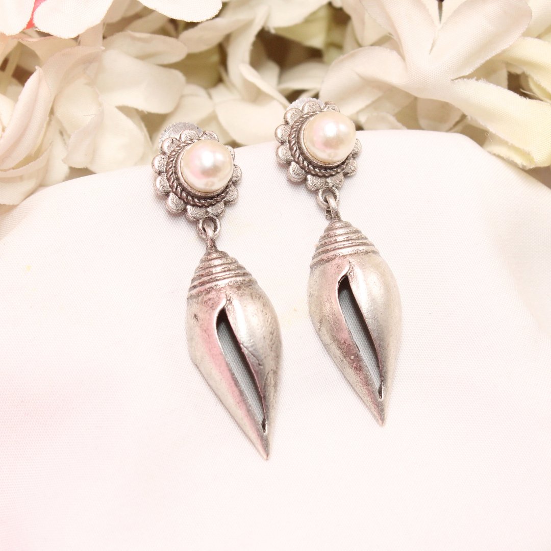 MONALISA STONE SHANKH DROPS EARRINGS - PEARL