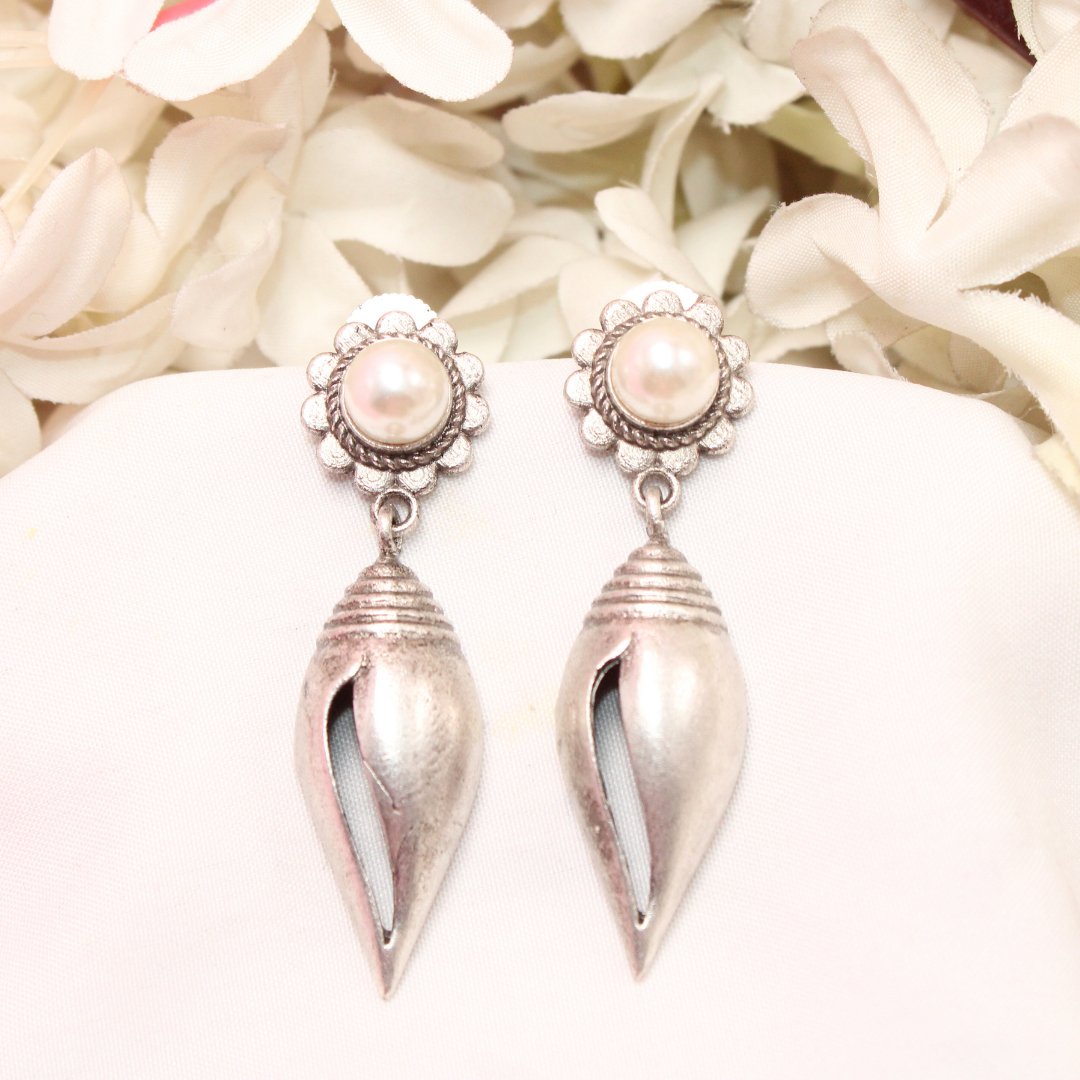 MONALISA STONE SHANKH DROPS EARRINGS - PEARL
