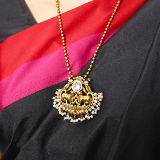 Nandi Pair Antique Pendant Set – Matte Gold with White Polki & Pear