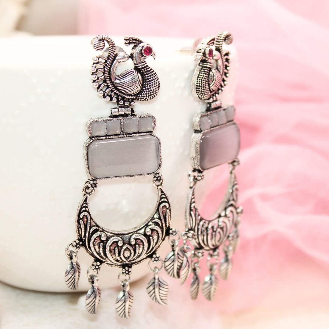 PEACOCK LONG EARRING-GREY