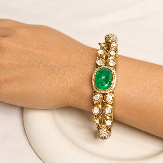 NAV-KADA-00276 – same-pose natural-hand retouch