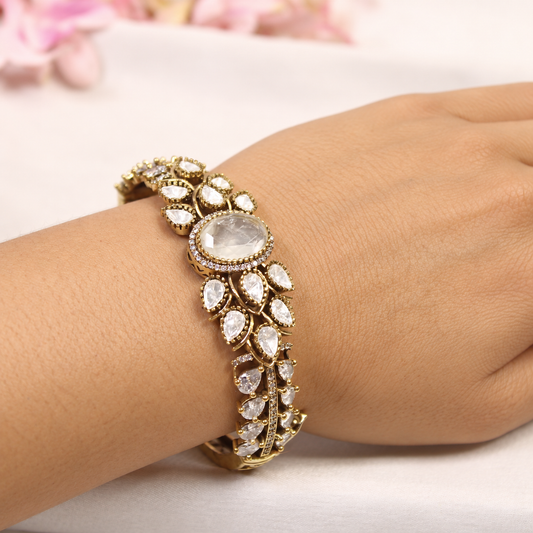 NAV-KADA-00298 – same-pose natural-hand retouch