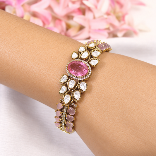 NAV-KADA-00299 – same-pose natural-hand retouch