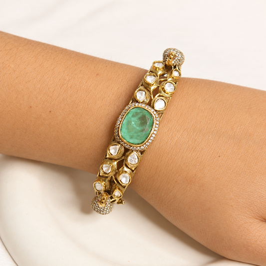 NAV-KADA-00272 – same-pose natural-hand retouch