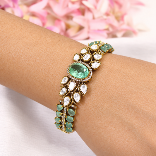 NAV-KADA-00301 – same-pose natural-hand retouch