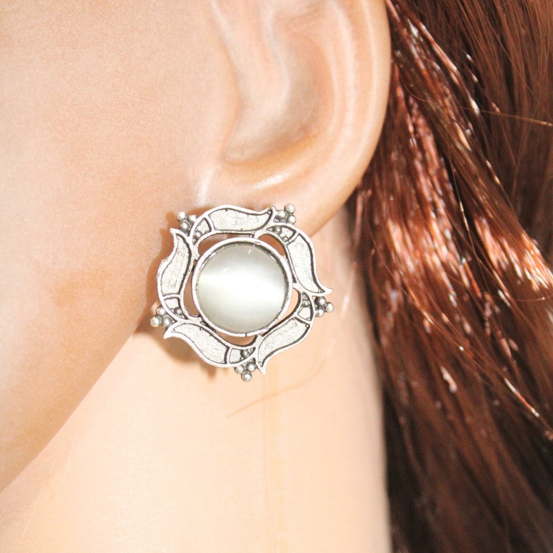 SILVER LOOK ALIKE ROUND STONE STUD - GREY